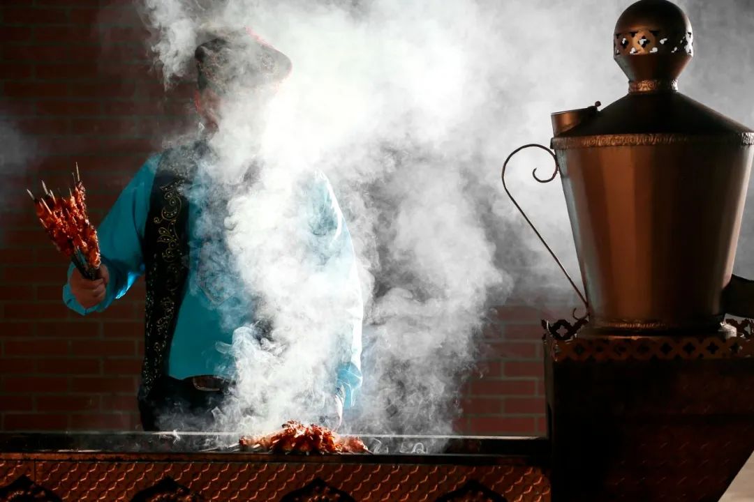 新疆被全国游客挤爆！悄悄走热的新疆菜未来可期？