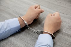 与奶茶店经理勾结套取配送费13万余元，8名外卖