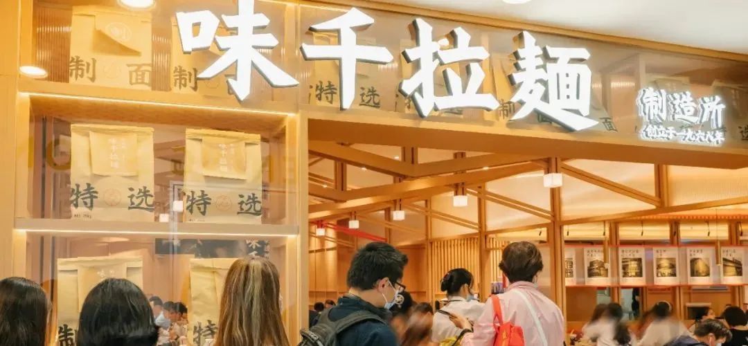 九毛九上半年权益股东溢利同比下降68.98%;加拿大餐馆小费暴涨至30%