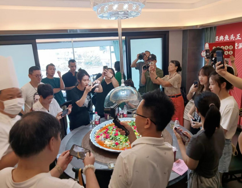 致敬不凡英雄！广州洞庭鱼头王活动盛宴再现30斤吉尼斯记录剁椒大鱼头