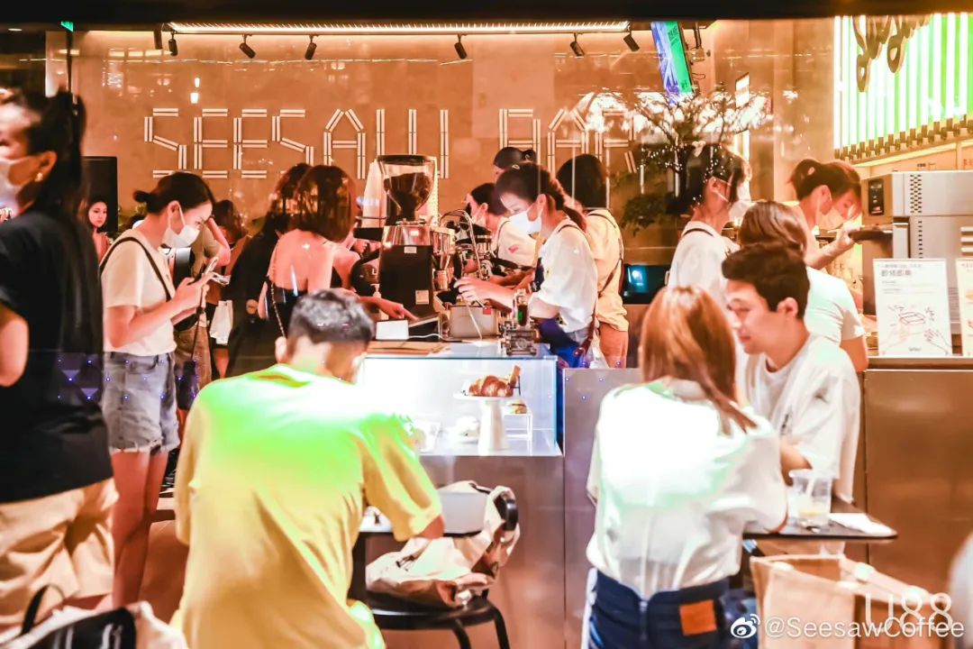 巨头争相布局的“日咖夜酒”，真的那么“上头”？