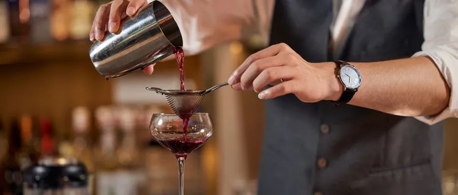 巨头争相布局的“日咖夜酒”，真的那么“上头”？