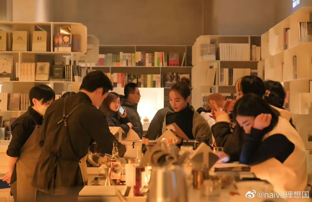 巨头争相布局的“日咖夜酒”，真的那么“上头”？