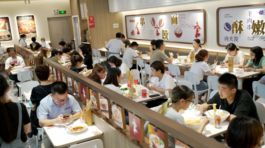 5年开万店,这家“餐饮航母”的底气和实力在哪?