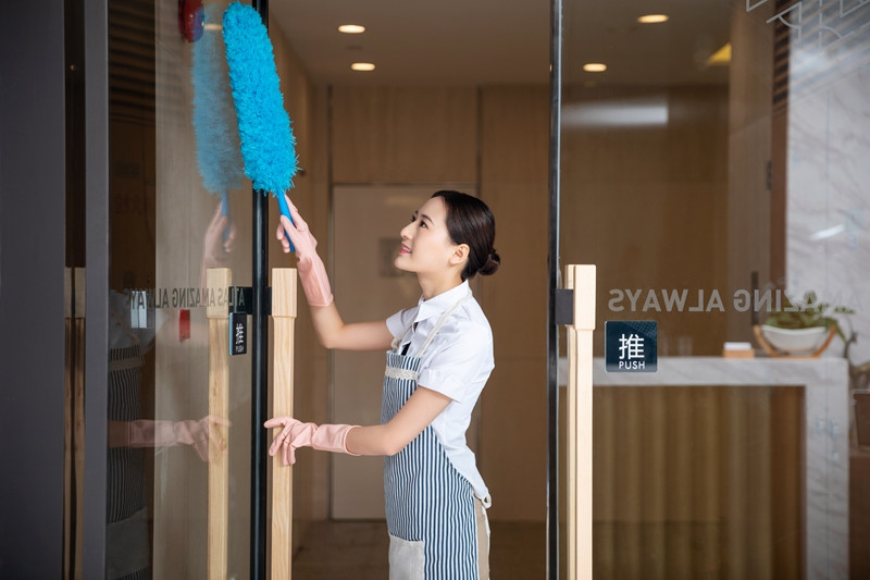 顾客一头撞上餐厅玻璃门致骨折！法院：店家担责3成