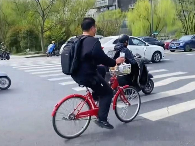 浙大博士生送外卖，当事人回应“给浙大丢人了”