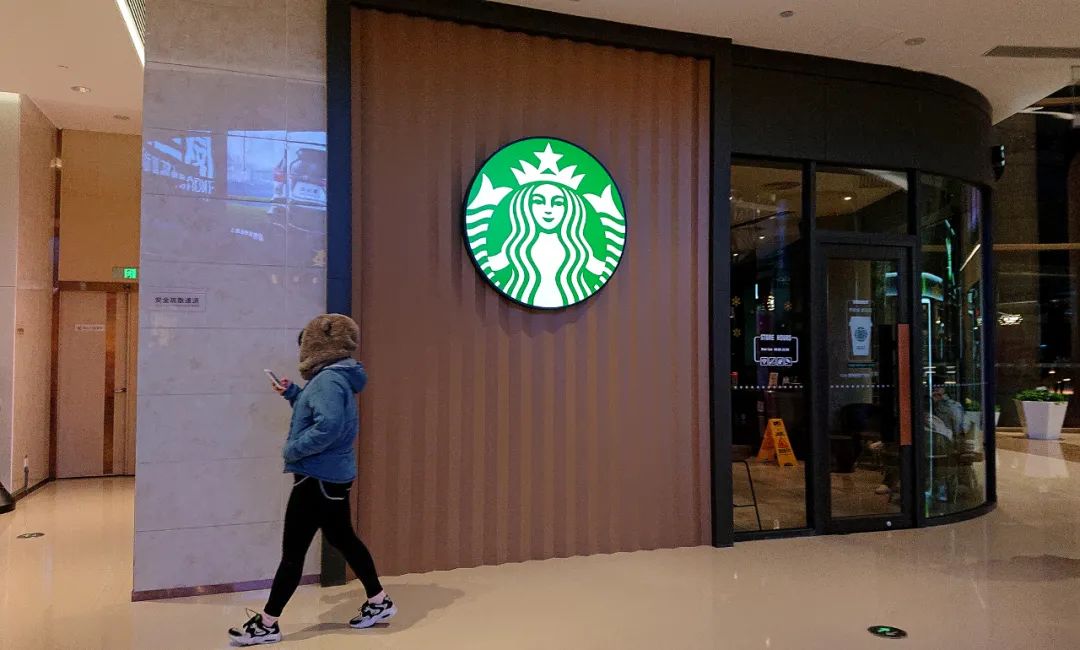 躺赚10年的星巴克，也要卷一卷了