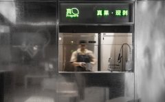 ​喜茶多家门店设置“水果直剥间”；​美团外