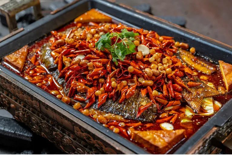 “活鱼现烤”翻红，千亿烤鱼赛道的新出路？