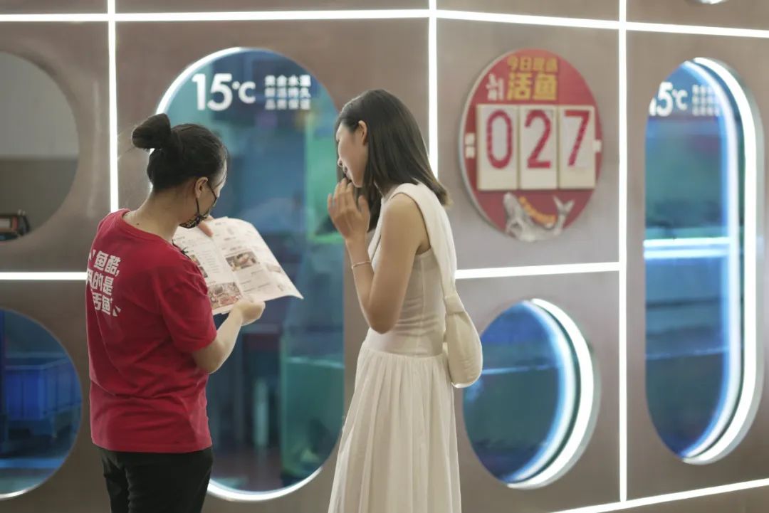 “活鱼现烤”翻红，千亿烤鱼赛道的新出路？