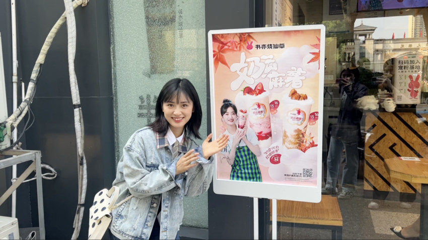 甜美学姐沈月打卡书亦门店 vlog冲上热搜