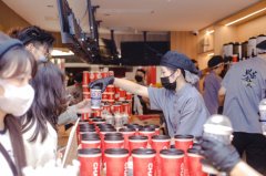 线上卖爆了！反套路的霸王茶姬靠“点单创新”