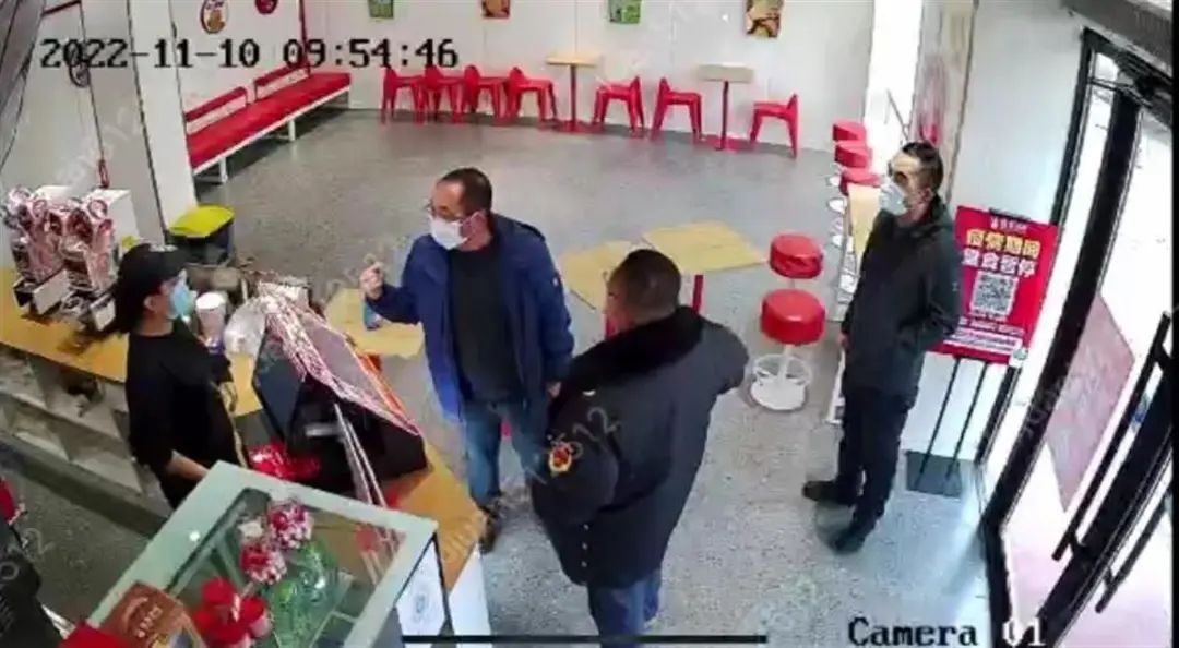 奶茶店先说“欢迎”后说“扫码”被勒令关门？