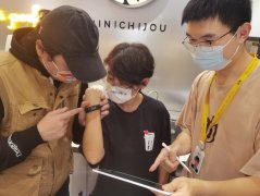 “震一震”就知道有订单 美团帮熊爪咖啡听障咖