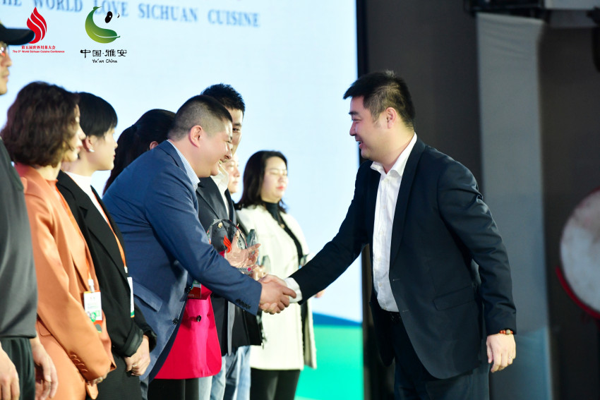 全牛匠跷脚牛肉喜获“天府杯”十大川菜餐厅招牌菜荣誉