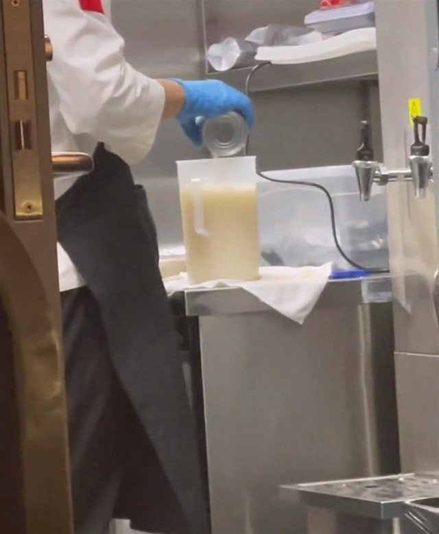 火锅店在汤底加“三花淡奶”，营养专家：不会对健康造成危害