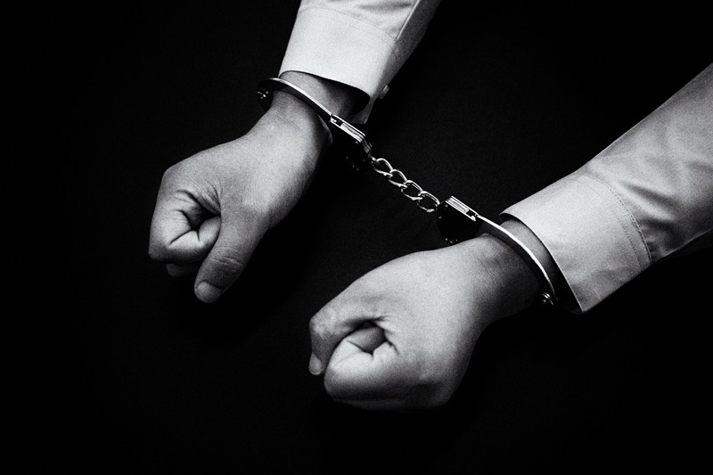 食客在店门口停车却到隔壁用餐，海宁一餐饮店主划伤两车获刑