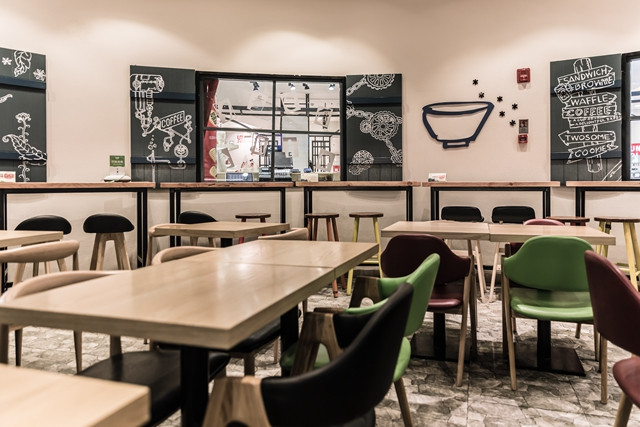 20万加盟奶茶店四个月开不了张，到总部一看：直营店都关门了