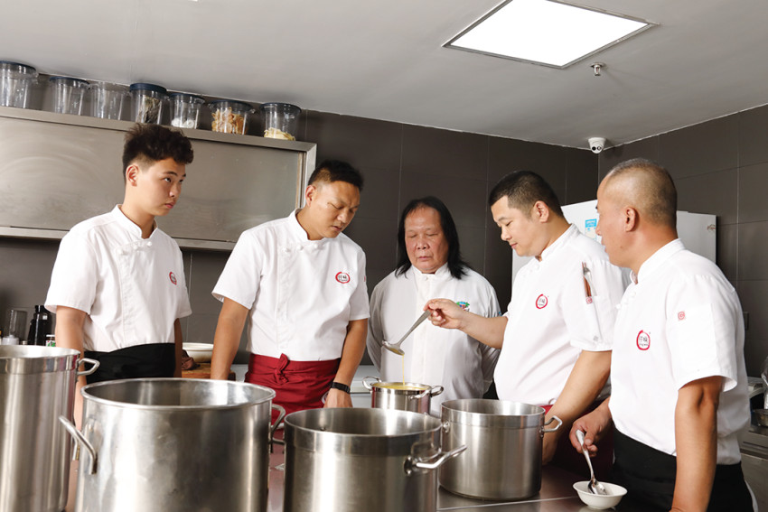 蒙自源米线大王突破千家门店，仟味荣获蒙自源优秀供应商