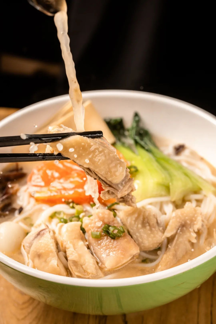 蒙自源米线大王突破千家门店，仟味荣获蒙自源优秀供应商