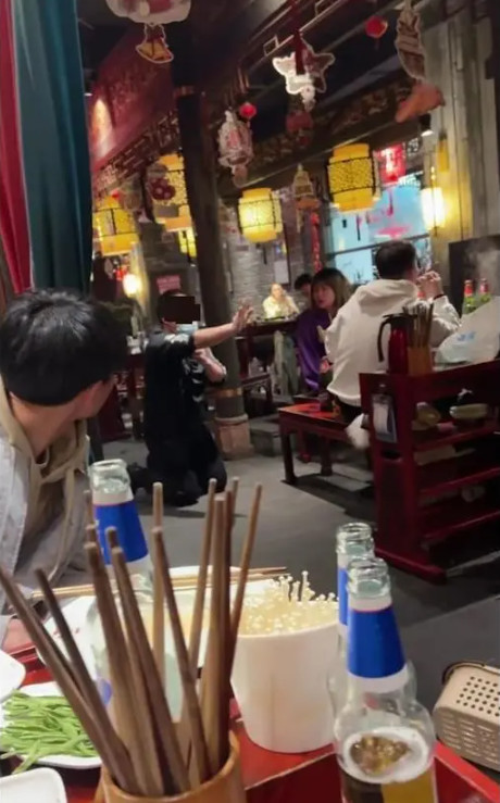 服务员下跪、4个菜1500……春节期间你错过的大新闻都在这了！