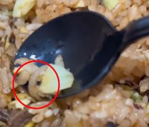 女子称在外卖里吃出指甲，要求赔偿遭到无视，