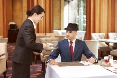 ChatGPT大火，餐厅服务员会提前被AI取代吗?