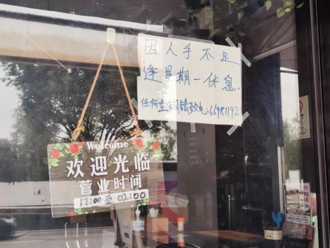 “人人都是大学生”的时代，餐厅的盘子谁来端？