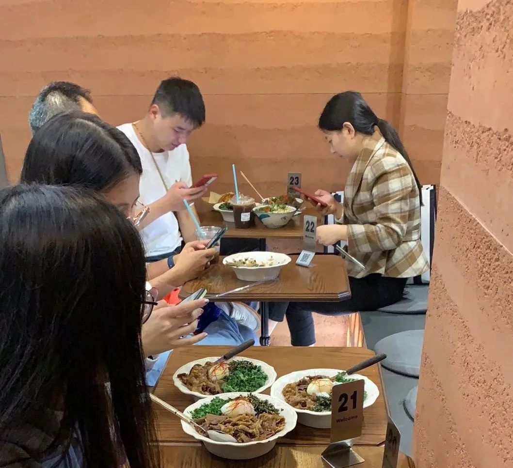 在咖啡店解决一日三餐，打工人造出的新市场靠谱吗？