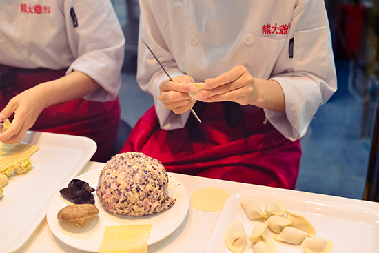 熊大爷现包饺子