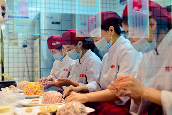 熊大爷现包饺子