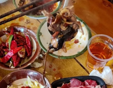 男子称在火锅店捞出整只去皮老鼠，店方回应：