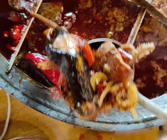男子称在火锅店捞出整只去皮老鼠，店方回应：正配合调查