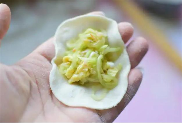 捏福饺子