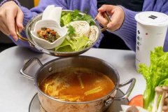 呷哺呷哺2022年预亏至少3.2亿；喜茶开放海外事业