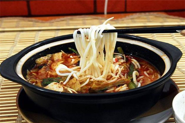 万方圆拌粉瓦罐汤米粉加盟