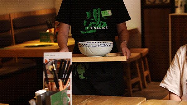 成为米线品类首个千店品牌，蒙自源逆势增长的密码是什么？