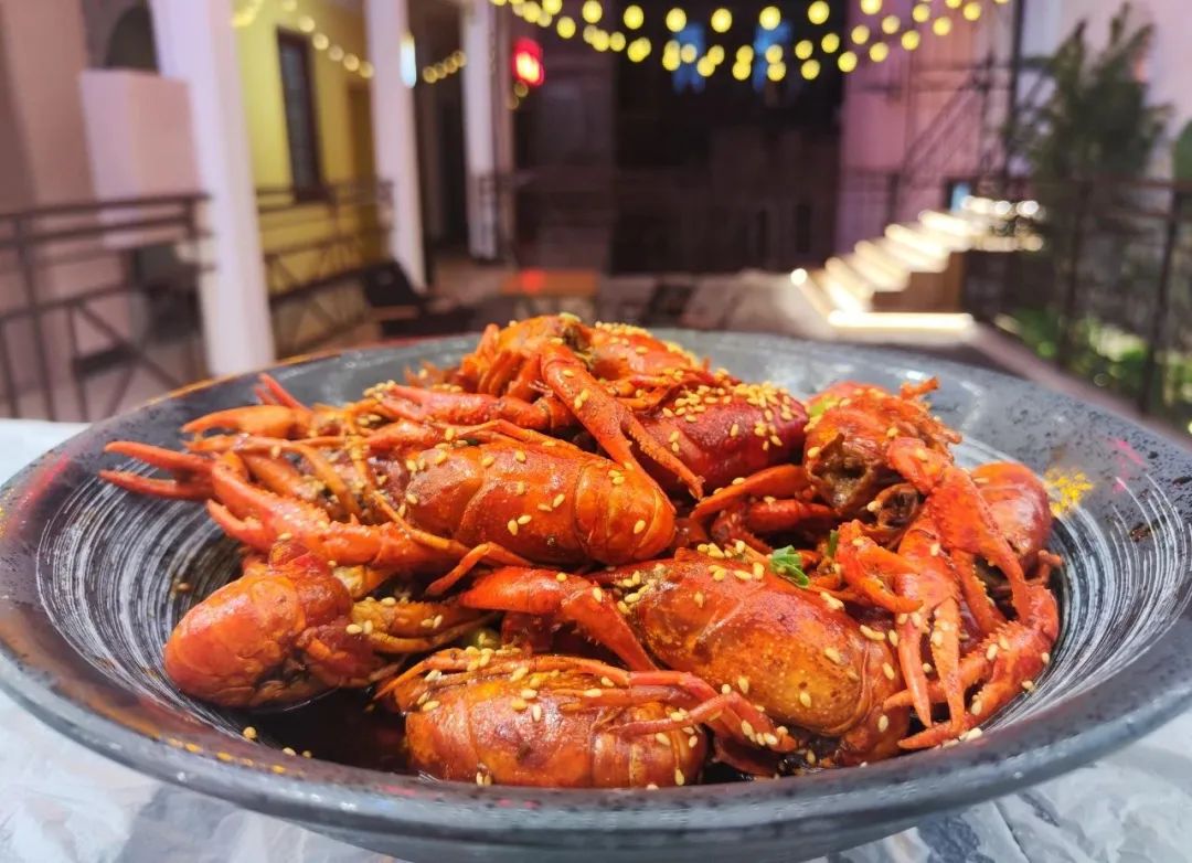 武汉打卡新地标,日均接待600桌,这家小龙虾店凭什么出圈?