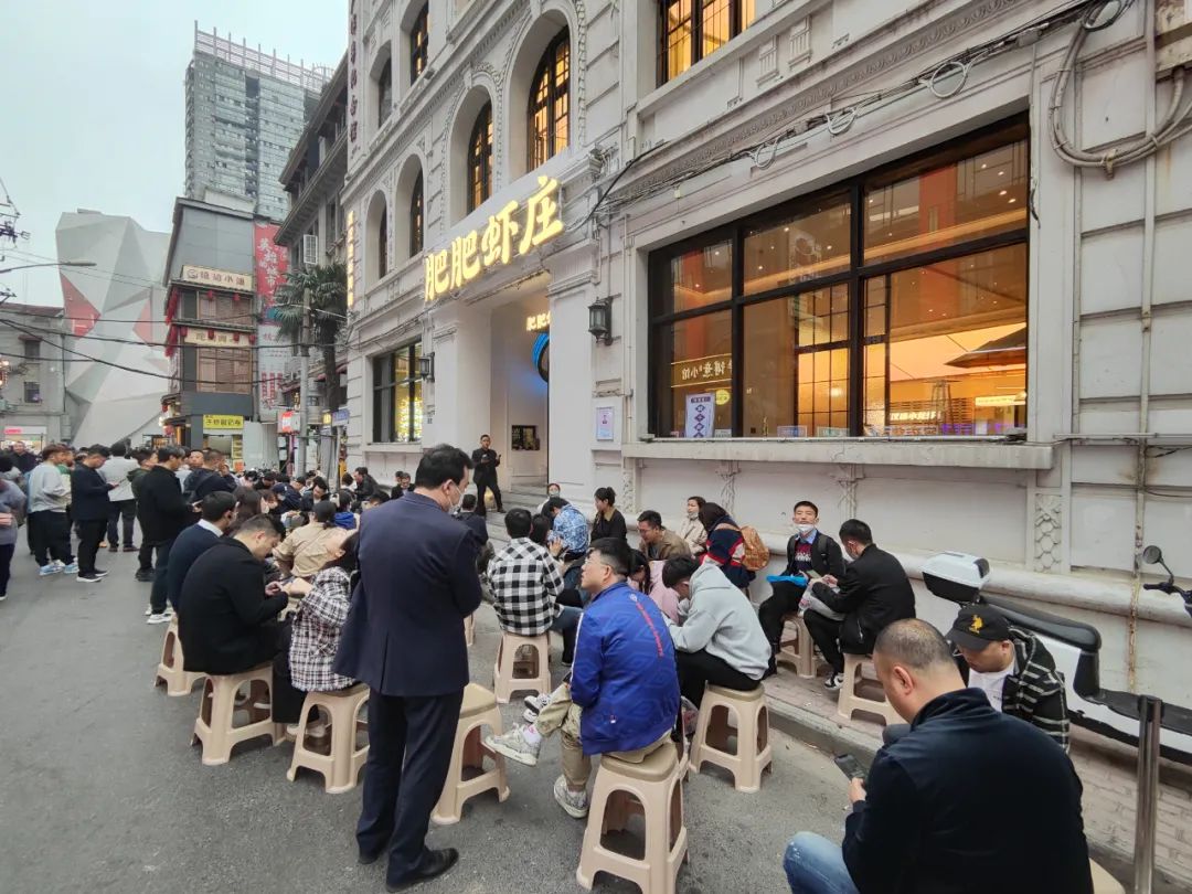 武汉打卡新地标，日均接待600桌，这家小龙虾店凭什么出圈？