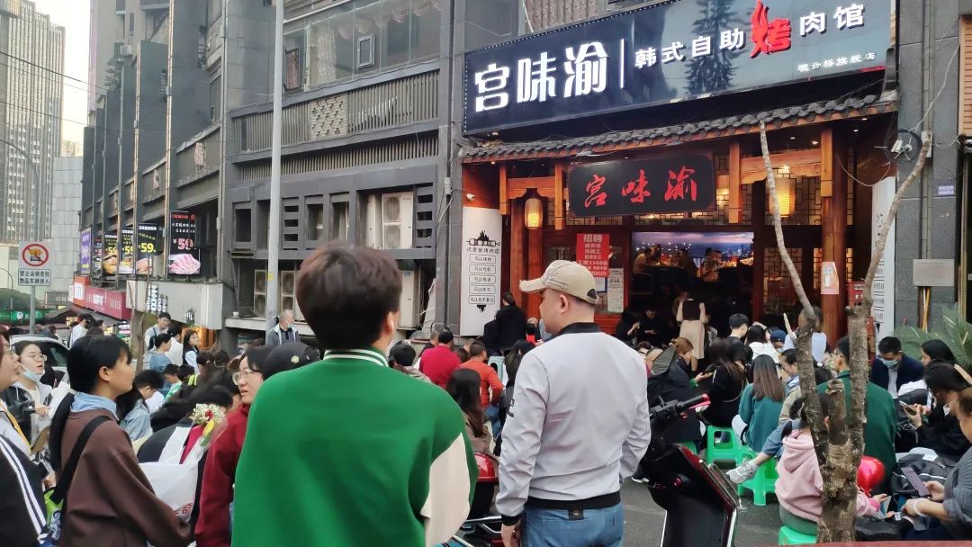 逛完挤满大学生的餐馆，我发现3个餐饮爆款