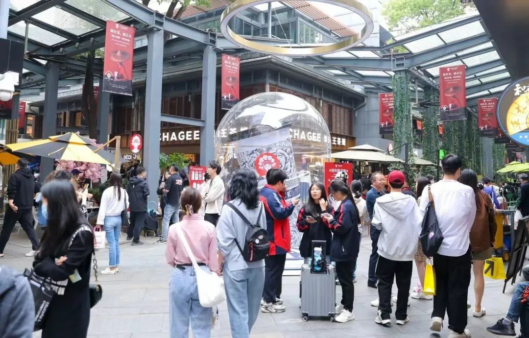 探访霸王茶姬武汉首店：在线上小程序里，我们