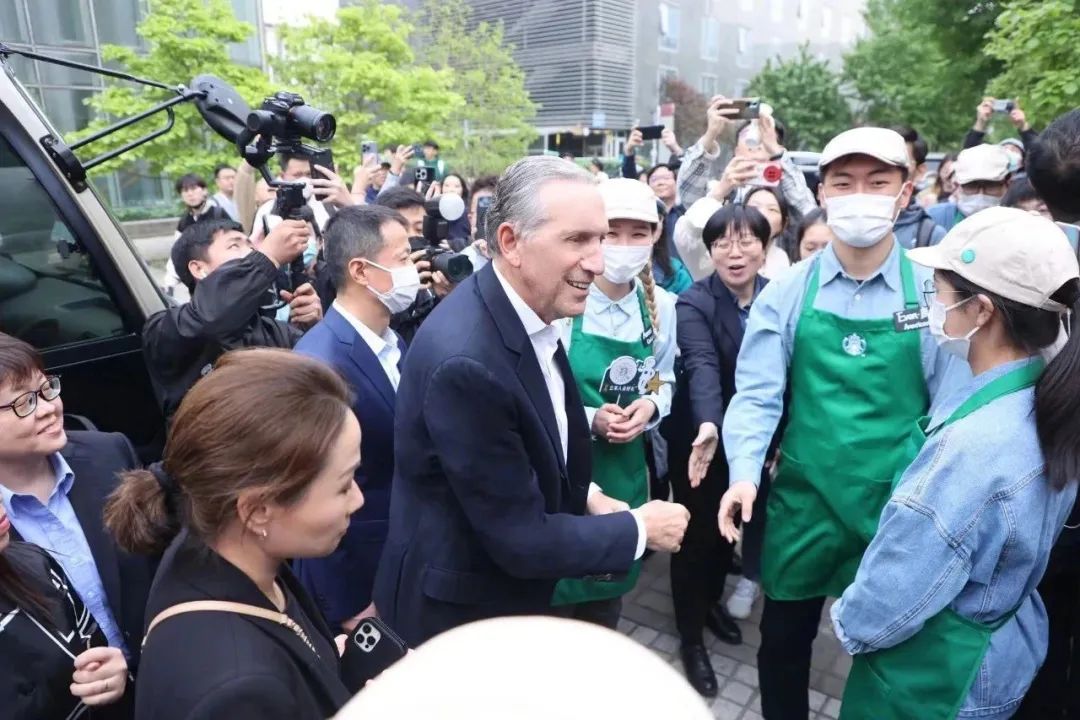 专访星巴克创始人舒尔茨：星巴克中国的门店将超10000家