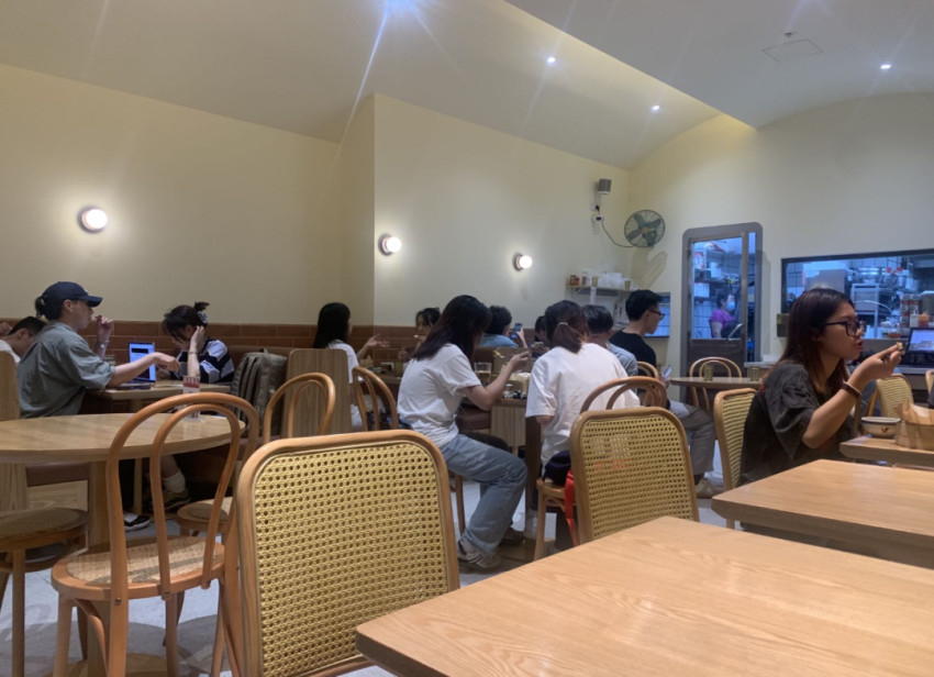 我在网红街区开餐饮店，月入25万……