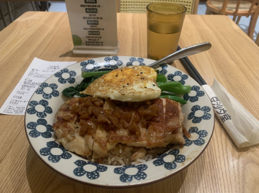 我在网红街区开餐饮店，月入25万……