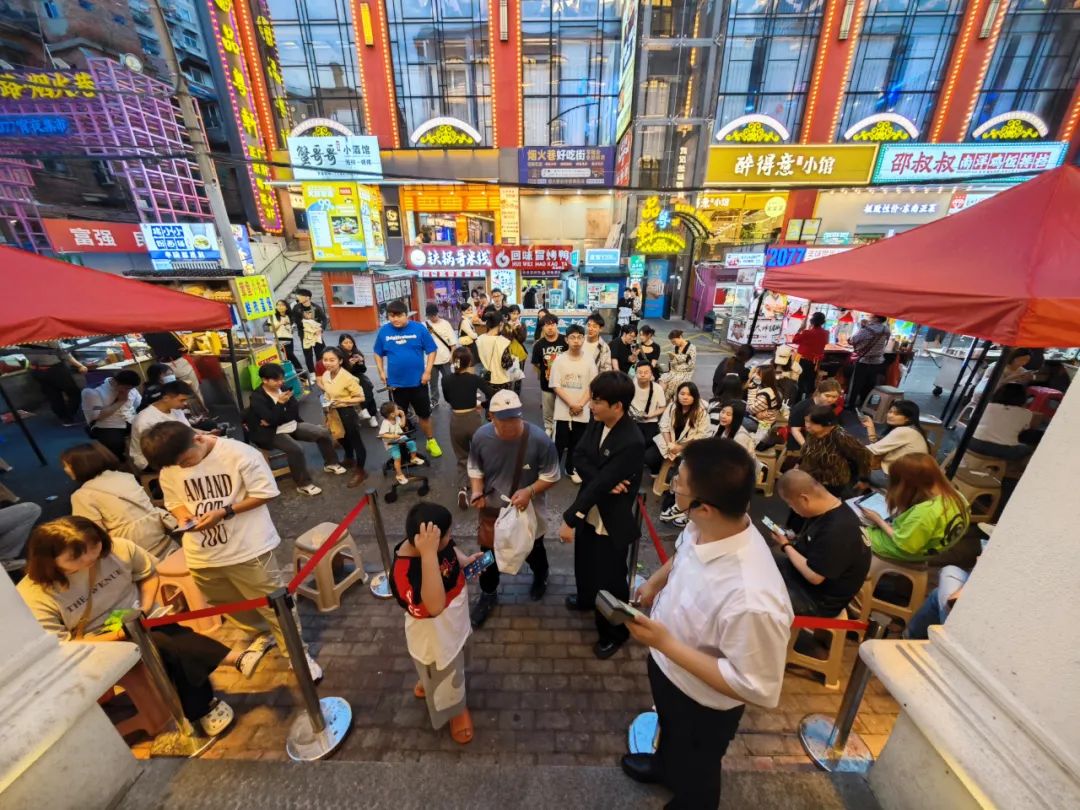 单日排队2600桌、卖出26吨小龙虾！这个品牌太火了