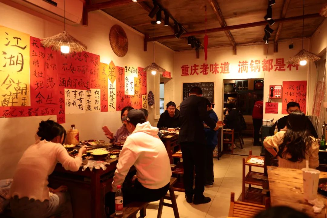 靠极致反差点燃市场，这个“居民楼火锅”杀出重围