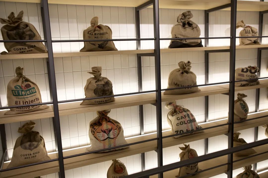 餐饮店遭骑手集体抵制，还被送花圈！原因竟然是……