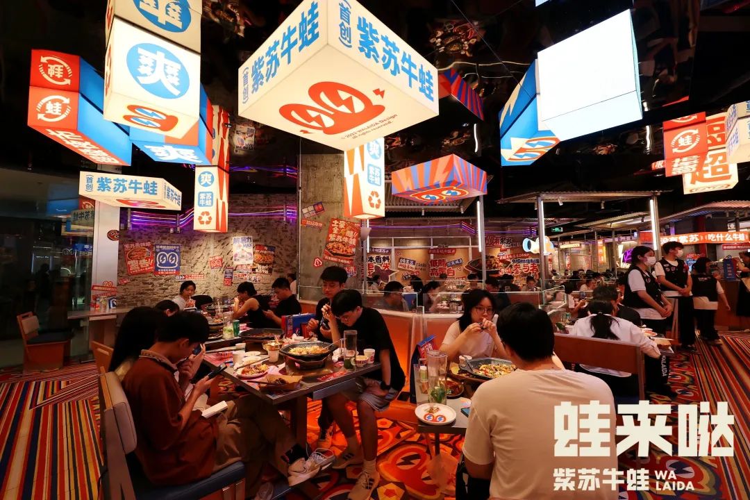 排位超2600多桌！这家牛蛙店在商场造了一个“超级夜市”