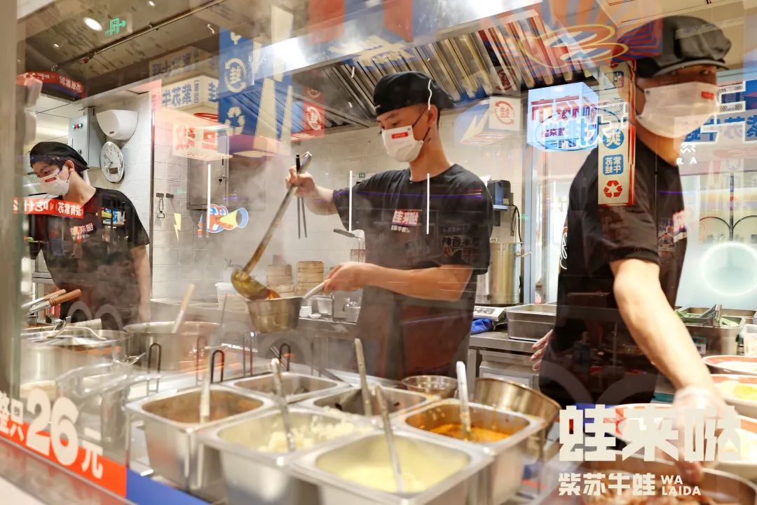 排位超2600多桌！这家牛蛙店在商场造了一个“超级夜市”