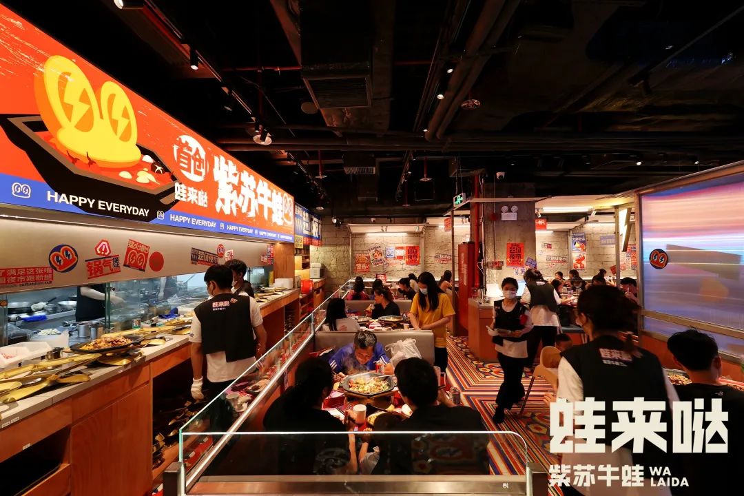 排位超2600多桌！这家牛蛙店在商场造了一个“超级夜市”